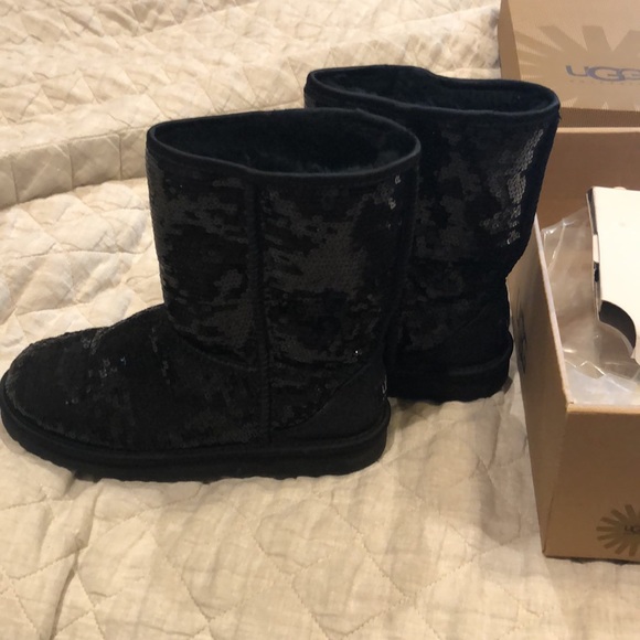 UGGS Women’s Short Sparkle Sequin - Picture 5 of 7